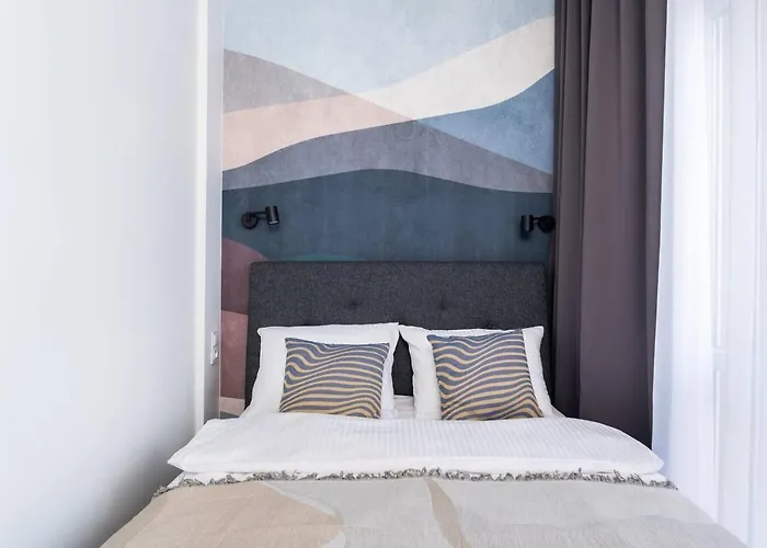 Stylish In Center Sienna