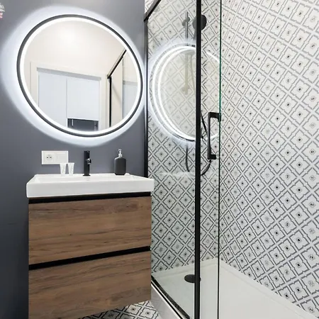 Stylish In Center Sienna Daire *